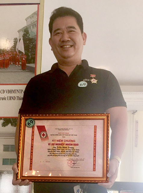 Anh Trần Bình Trung nhận Kỷ niệm chương "Vì sự nghiệp nhân đạo" năm 2017