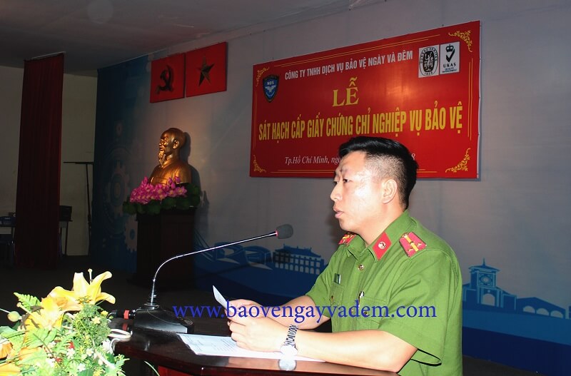 Thượng úy Nguyễn Trọng Thức - Cán bộ phòng 2 (C64) phổ biến nội qui thi sát hạch