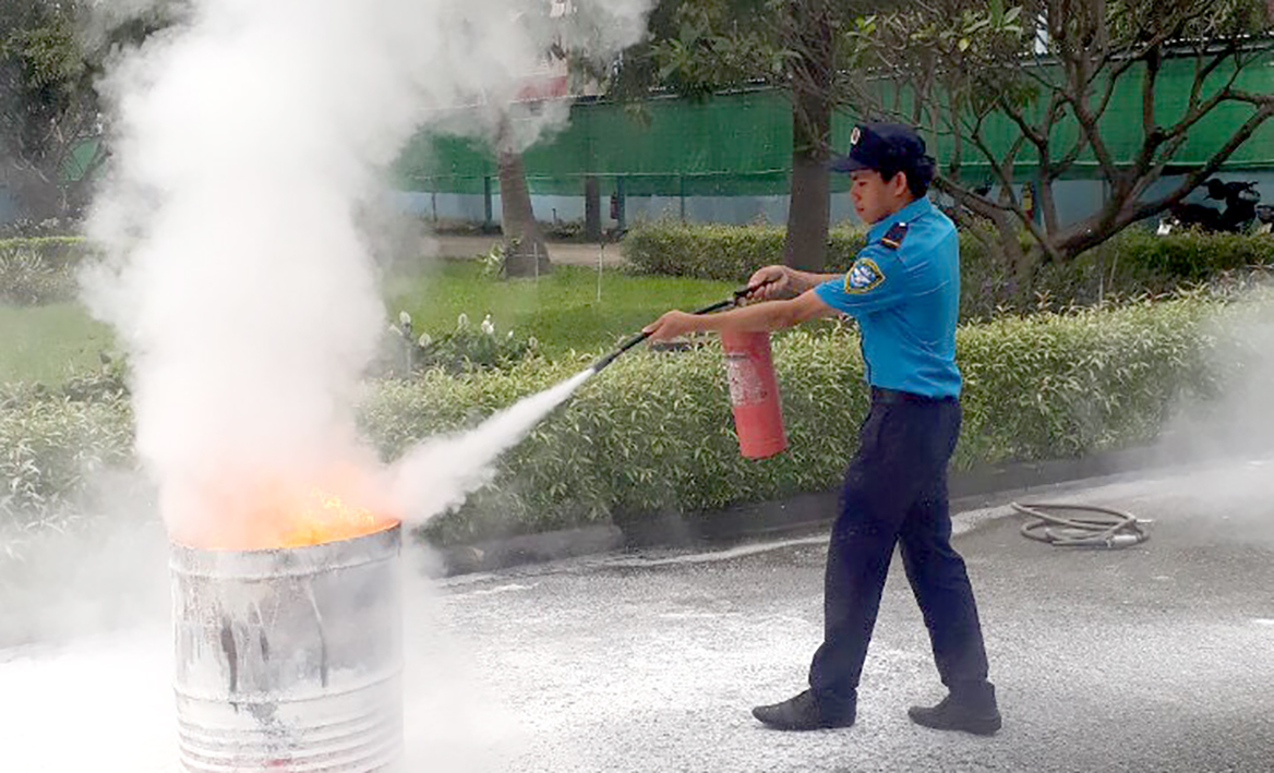 Nhân viên bảo vệ Ngày & Đêm thực tập chữa cháy bằng bình bột