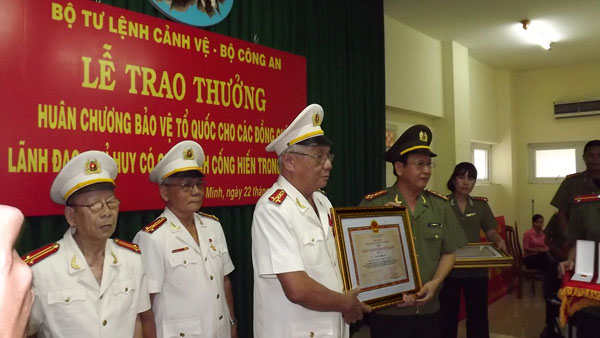 Đ/c Nguyễn Minh Tấn (thứ 3 từ trái sang) nhận Huân chương tại buổi lễ