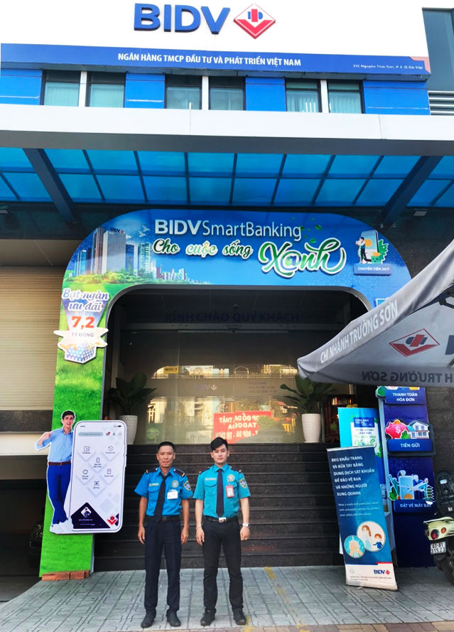 Security guard Le Phu Cuong (left) and Luong Tuan Anh (right) in BIDV bank burglary
