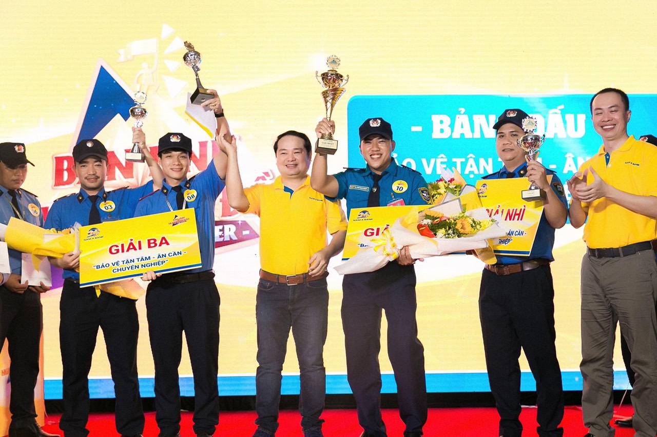 Comrade Le Huynh Phuong Vu in the middle (SBD 10) with the First Place Gold Cup awarded by Nam A Bank