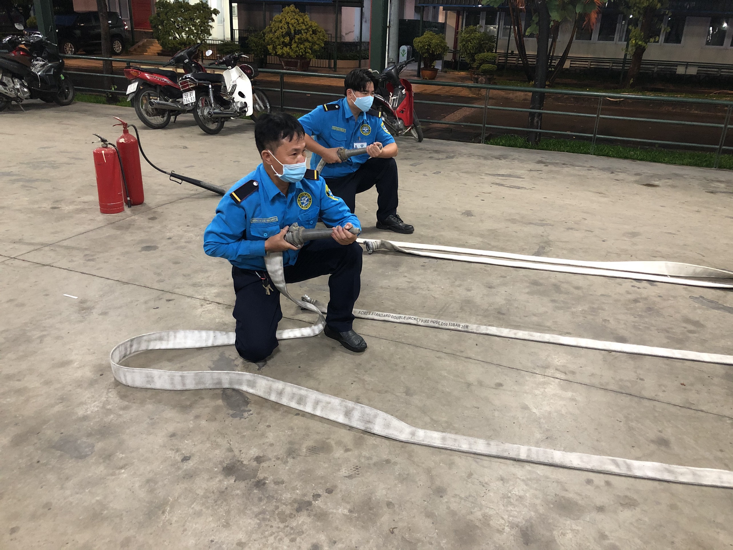 Nhân viên bảo vệ đeo khẩu trang đầy đủ trong khi luyện tập - Huấn luyện tại đội SG11