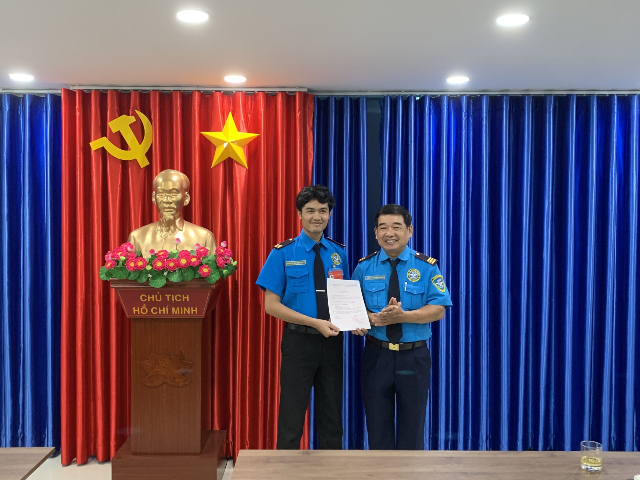 Đ/c Nguyễn Cao Tự - Bí thư chi bộ trao quyết định chuyển Đảng chính thức cho Đảng viên Lê Minh Sang