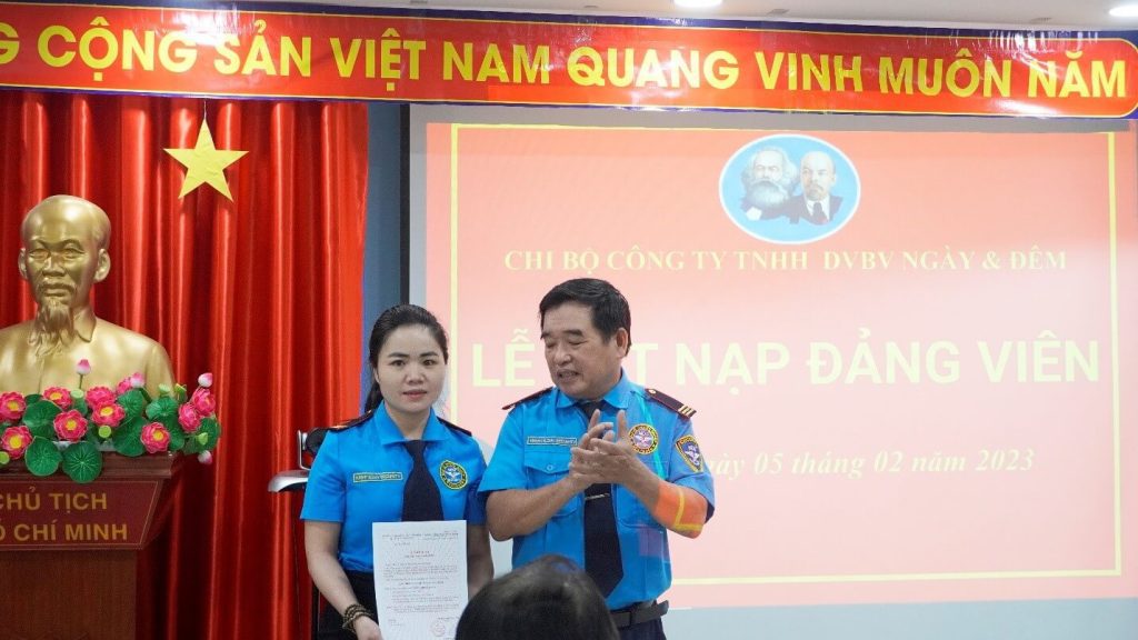 Đ/c Nguyễn Cao Tự – Bí thư chi bộ trao quyết định chuyển Đảng chính thức cho Đảng viên Nguyễn Thị Bích Vân