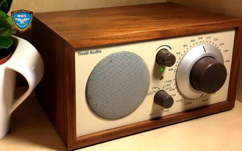 Bật radio để tạo âm thanh trong nhà