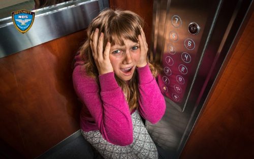 Không nên hoảng loạn trong thang máy